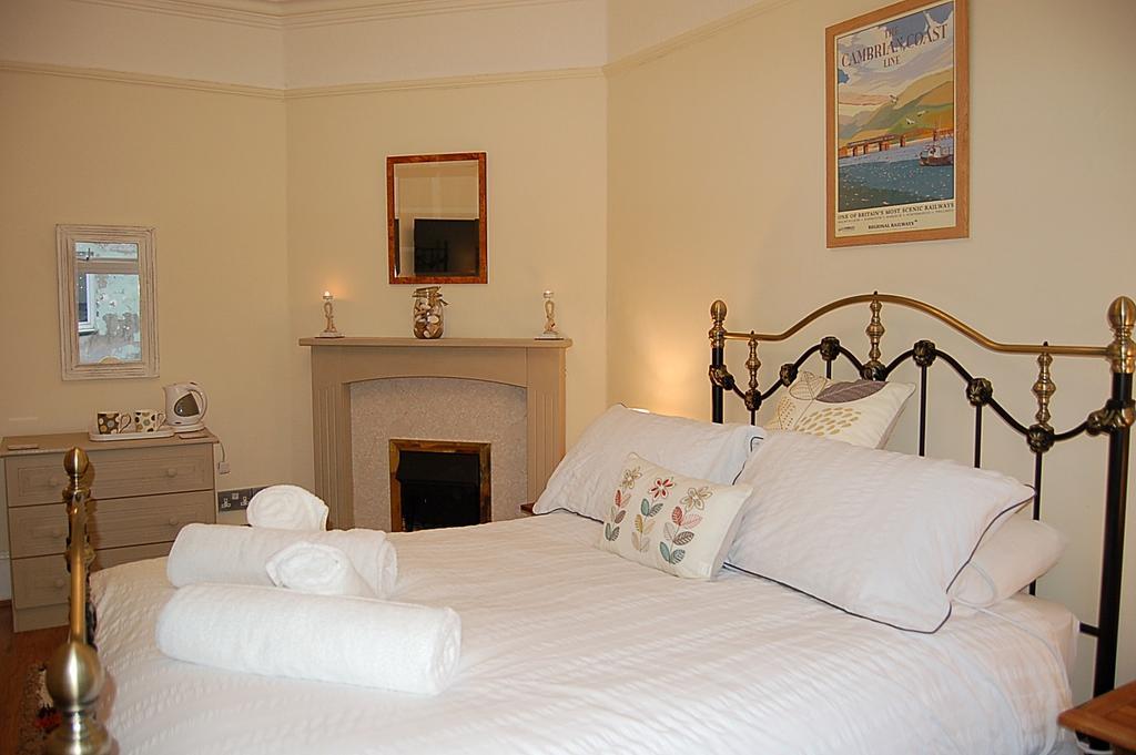 Saint Cadfans Lodge Tywyn Room photo