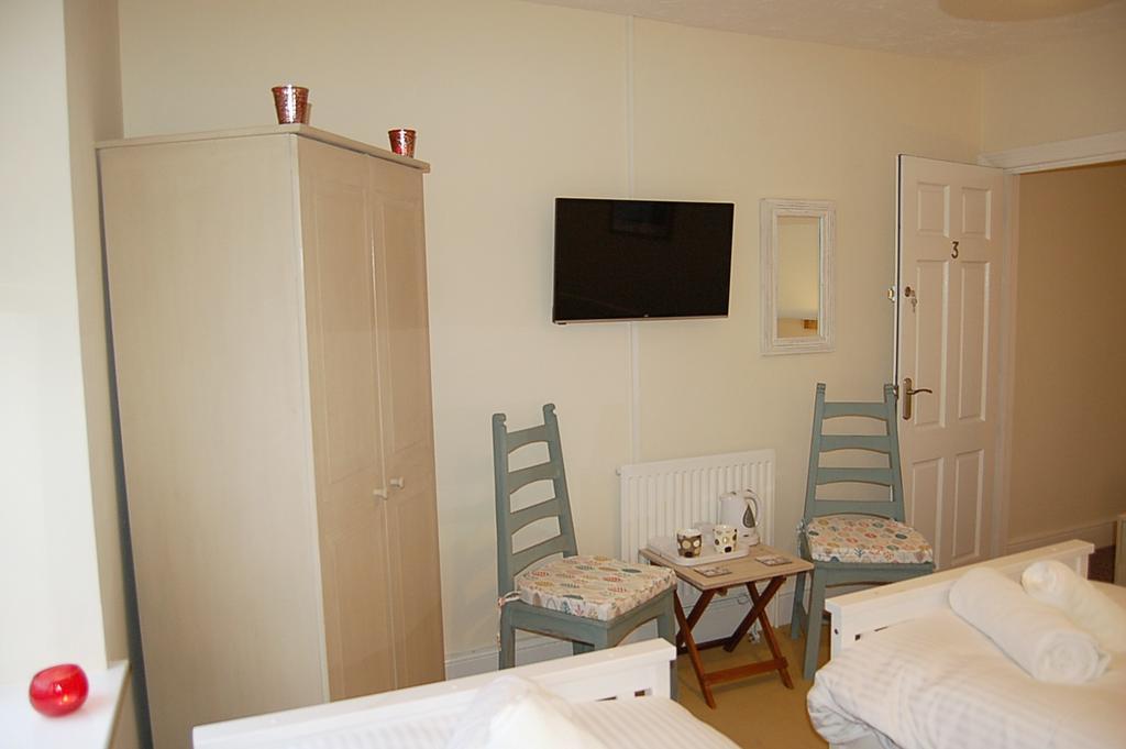 Saint Cadfans Lodge Tywyn Room photo